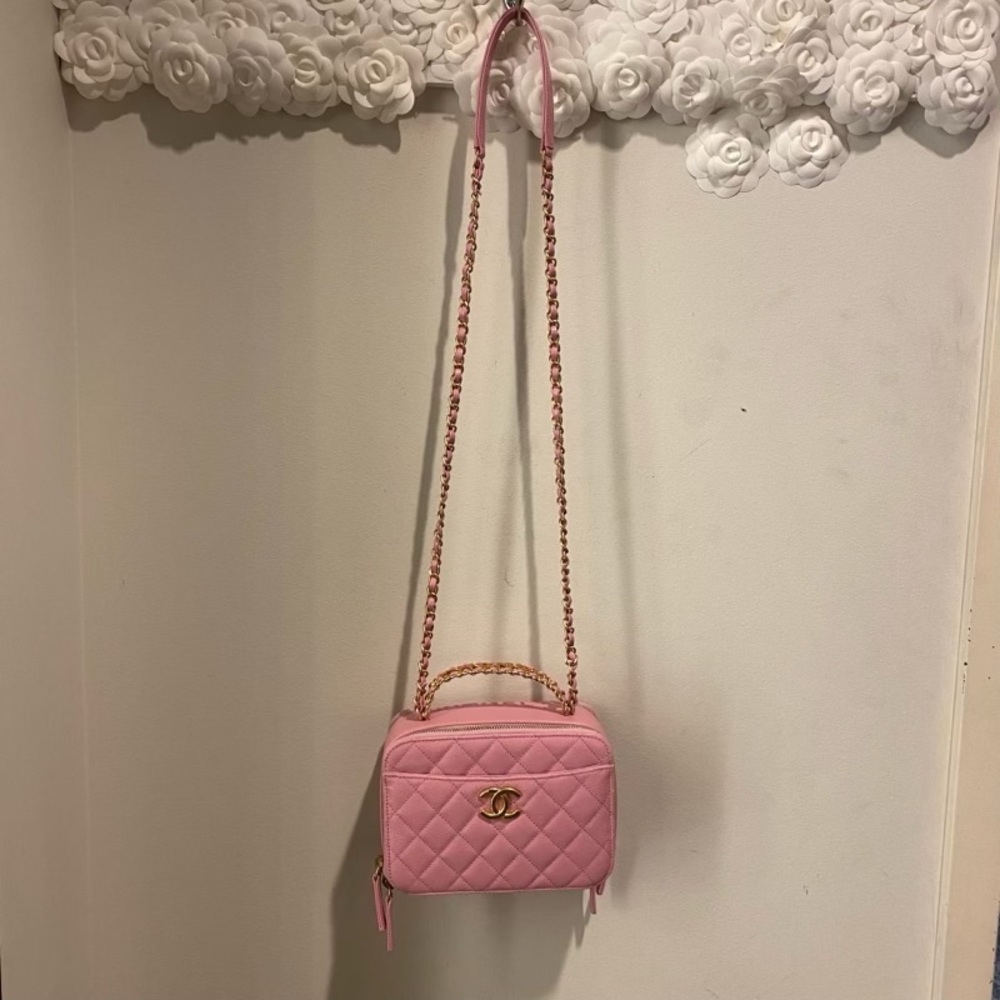 Brand new pink Chanel small vanity case from spring summer 2022 collection - Picture 2 of 7